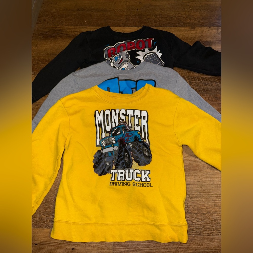 Boys 5T crewneck bundle - Picture 2 of 7